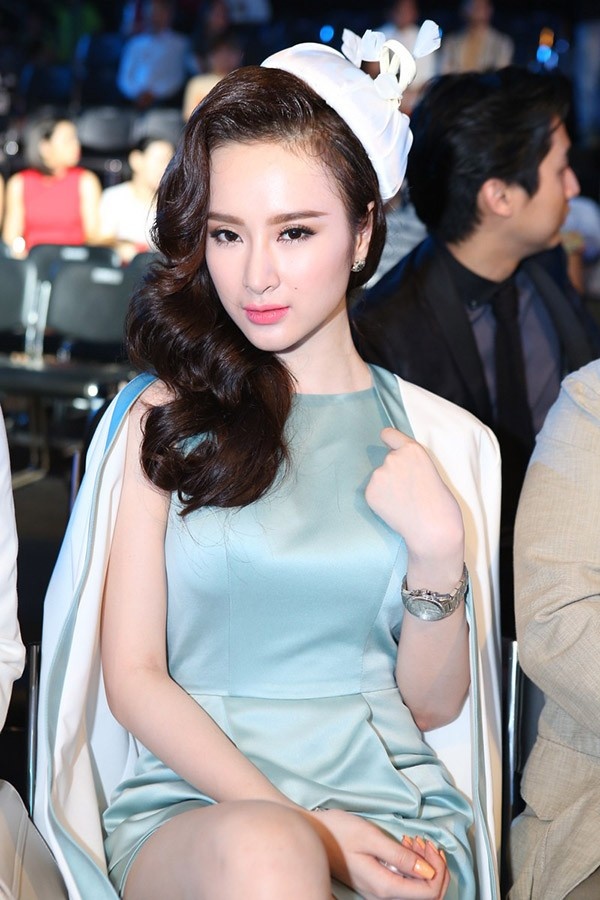 Tuy bộ trang phục này của cô bị phát hiện là 