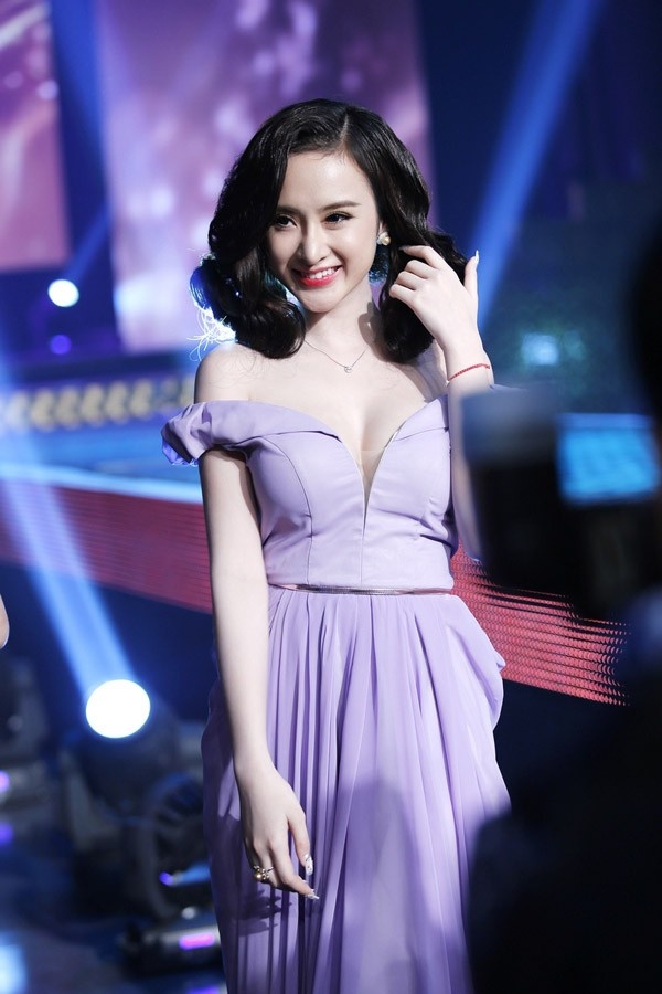  Kiểu tóc mang hơi hướng 70s này thoạt nhìn rất cuốn hút, tuy nhiên, nhiều nhận xét cho rằng kiểu tóc không mềm mại, trong một số cử động, mái tóc lộ khuyết điểm thô cứng. Với kiểu tóc này, Angela Phương Trinh như cộng thêm vài tuổi. Nhiều người có mặt trong sự kiện còn cho rằng cô giống với phụ nữ lứa tuổi 30.