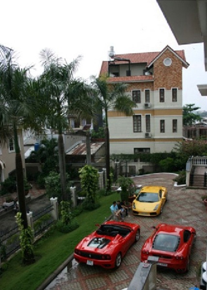 Cách đây không lâu, một chuyên trang về ô tô của Mỹ đã so sánh bộ sưu tập các loại siêu xe của Cường đô la không kém gì bộ sưu tập siêu xe của một thiếu gia Trung Đông