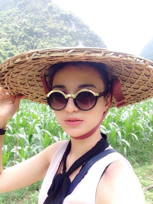 Người đẹp Diễm Châu chọn cặp kính tròn với phần gọng kính phía trên được trang trí bằng chất liệu kim loại rất cá tính, giúp gương mặt cô trông sáng hơn.