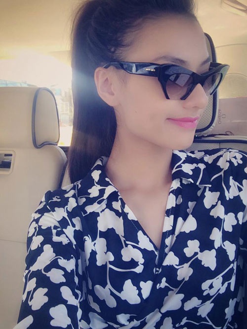 Chân dài Hồng Quế khoe cặp kính khoét đáy rất lạ mắt.