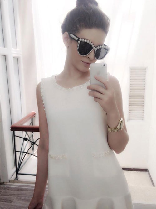 Cặp kính của Andrea Ayber thậm chí còn ấn tượng hơn khi được trang trí hạt ngọc trai trên gọng kính.