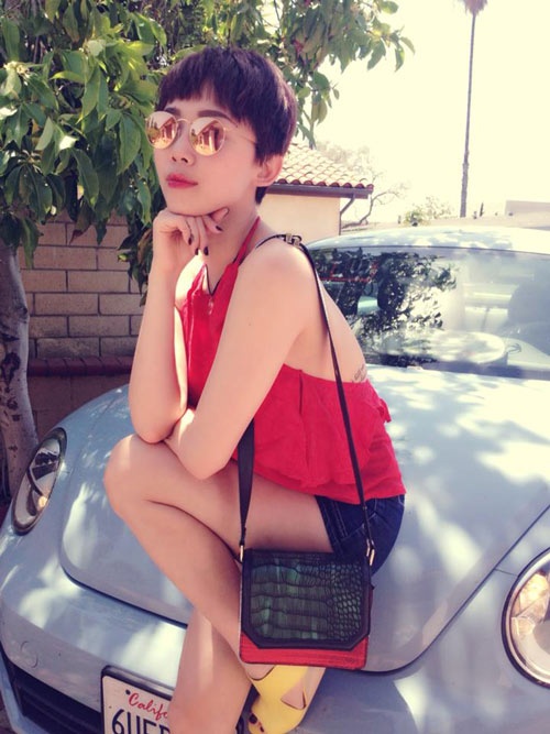 Nhí nhảnh với kính mắt tròn tráng gương.