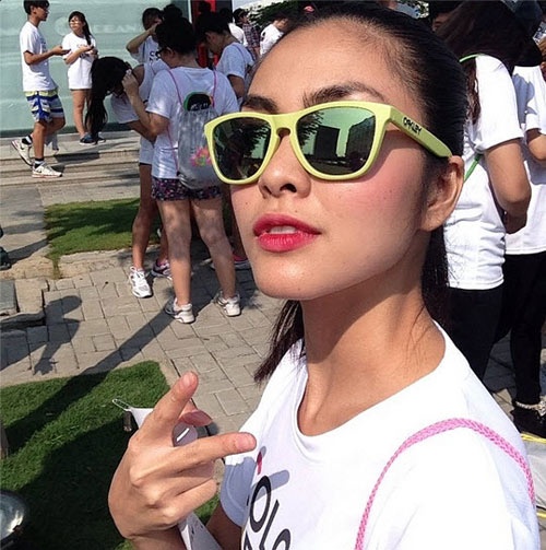 Tăng Thanh hà với cặp kính màu sắc đậm chất mùa hè.
