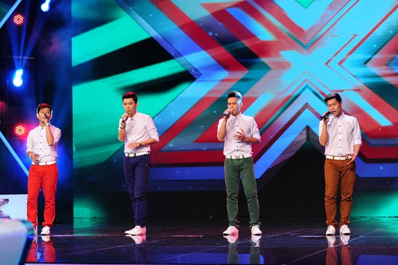 O-Plus tự tin trình diễn bản phối rock của ca khúc quen thuộc Chờ người nơi ấy trên sân khấu X Factor.