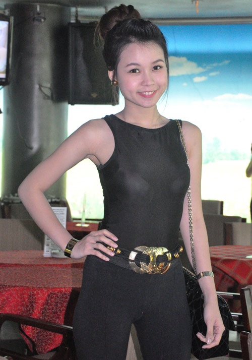 Hot girl Sam với bộ cánh màu đen tưởng chừng rất an toàn nhưng sự thật không hề như vậy.