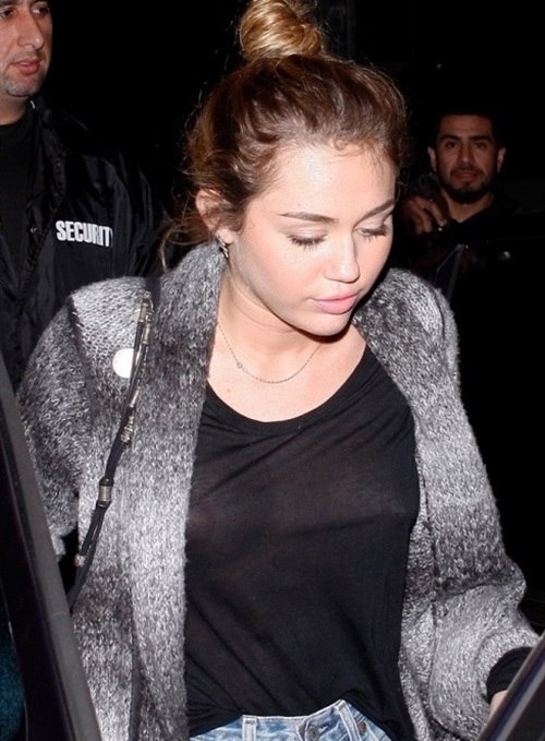 Miley Cyrus mặc áo mỏng tang gây hiếu kỳ.