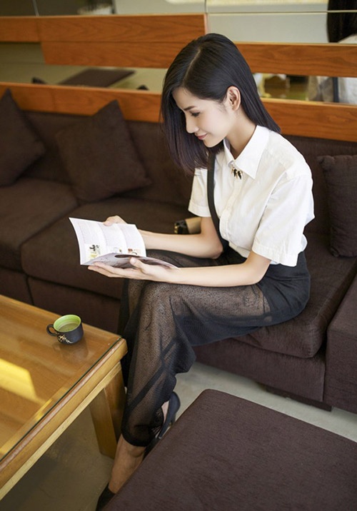 Nhưng cũng với mốt quần xuyên thấu, Hoàng Thùy lại rất được khen ngợi khi cô có sự kết hợp tinh tế, thanh lịch.