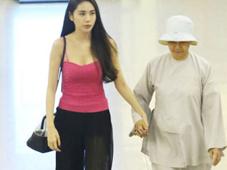 Sao Viet ruc rich lang xe mot quan xuyen thau hinh anh