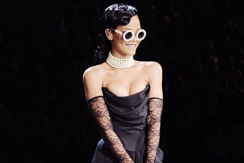 15 phong cach tao bao lam nen bieu tuong Rihanna hinh anh