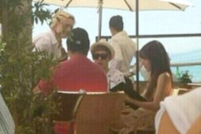 Tiffany - Nich Khun bi mat di nghi o Malibu hinh anh