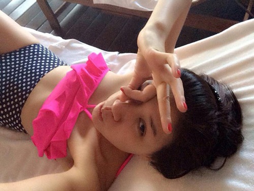 Trang Trần khéo che ngực lép bằng cách chọn bikini bèo nhún.