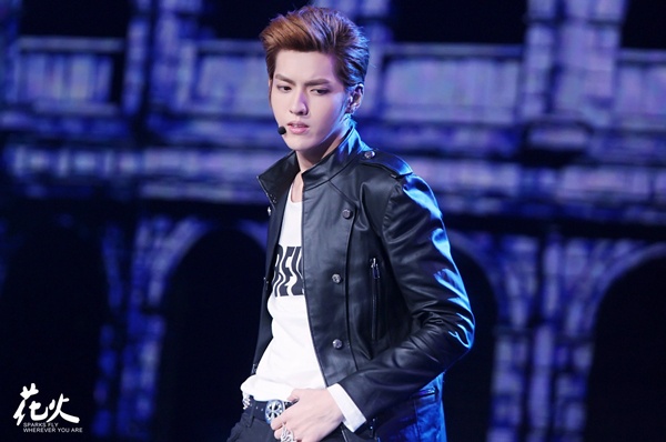 Kris trong show dien cua EXO tai Thuong Hai ngay 11/5 hinh anh