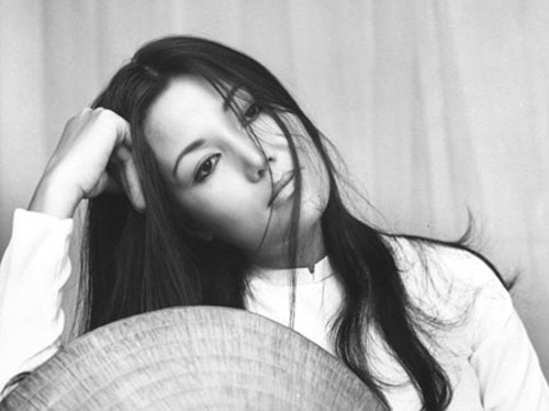 Ở cái tuổi 38, tưởng như đã bước qua dốc bên kia sự nghiệp, Kiều Chinh lại bất ngờ được đặt chân vào Hollywood và trở thành diễn viên Việt Nam đầu tiên thành công ở mảnh đất khắc nghiệt bậc nhất của ngành điện ảnh thế giới.