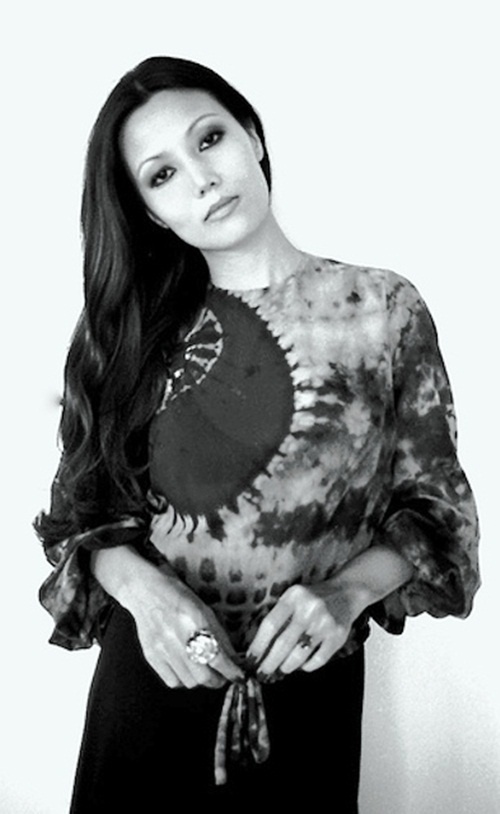 Bắt đầu từ nhưng vai diễn nhỏ với dăm ba lời thoại, hai năm sau Kiều Chinh đã nhận được các vai chính trong các bộ phim truyền hình và có cơ hội diễn xuất cùng những tài tử của Hollywood.