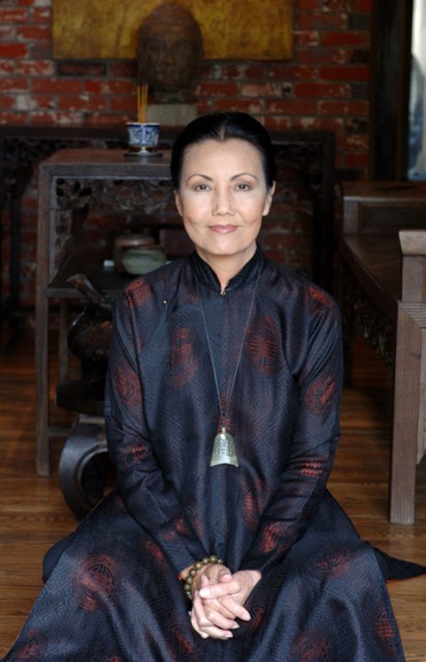 Hiện, Kiều Chinh khi ở tuổi thất thập cổ lai hy vẫn đang định cư ở Mỹ, thỉnh thoảng bà về thăm quê hương.