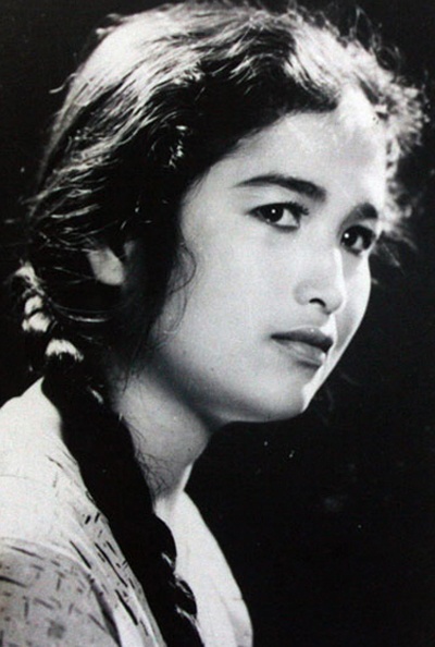 Sinh năm 1941 tại Quảng Ngãi, hồi nhỏ, Trà Giang mê nghệ thuật múa và thường được khen “rất ăn hình”. Là người rất ăn ảnh và có đôi mắt biết nói, Trà Giang nhanh chóng lọt qua vòng thi tuyển sinh, trở thành lớp diễn viên đầu tiên của Trường Điện ảnh. Người ta nói Trà Giang không đẹp rực rỡ, nhưng vẻ đẹp của bà là vẻ đẹp mà càng nhìn người ta càng cảm thấy đi vào lòng người.