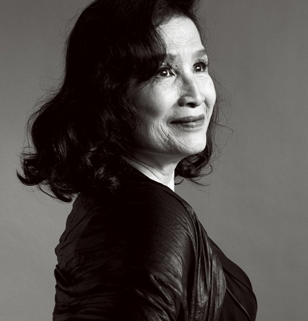 Là một người phụ nữ đẹp, nhưng cả cuộc đời mình, NSND Trà Giang chỉ có có duy nhất một mối tình. Người đàn ông may mắn đó là cố Giáo sư – Tiến sĩ âm nhạc Nguyễn Bích Ngọc. Đám cưới của Trà Giang – Bích Ngọc diễn ra vào năm 1967 là một đám cưới giản dị đến bất ngờ khác hẳn với suy nghĩ của nhiều người.