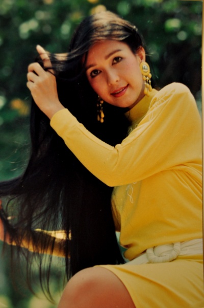 Diễm My son sắc thời trẻ.