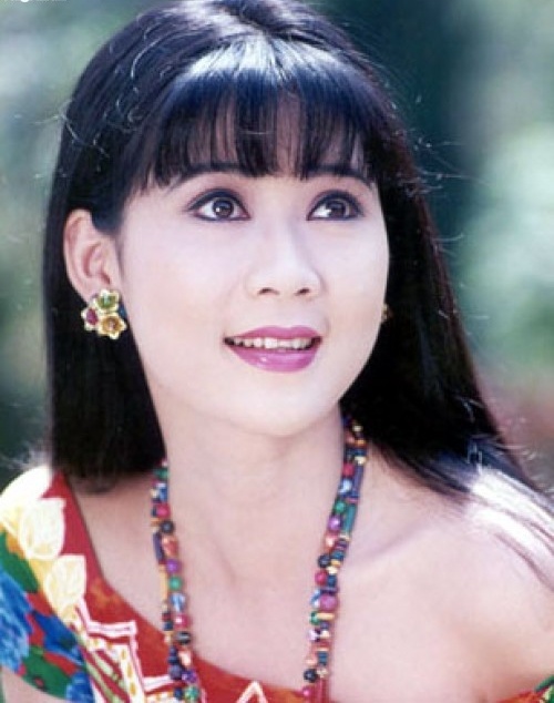 Sau năm 1990, khi dòng phim thị trường bắt đầu đi vào thời kỳ suy thoái, diễn viên Diễm Hương cũng rút vào hậu trường và tính chuyện chồng con. Những năm phim thị trường vẫn ở thời kỳ hoàng kim, cuộc sống trong thế giới giải trí đầy cám dỗ, Diễm Hương vẫn giữ được sự trong sáng, thanh khiết và hiền lành.