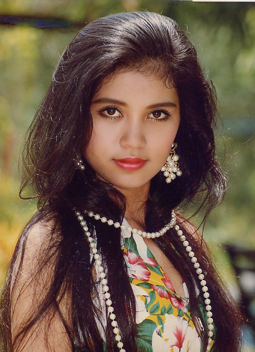 Việt Trinh sinh năm 1972, trong một gia đình nghèo. Ngay từ khi bén duyên với nghệ thuật thứ 7, cô gái có đôi mắt to tròn nhưng ẩn chứa nỗi buồn sâu thẳm đã được nhắm vào những vai diễn có số phận bi lụy. Đỉnh cao thành công trong sự nghiệp của Việt Trinh là “Người đẹp Tây Đô”. Đây cũng chính là tác phẩm đã trở thành bất tử gắn liền với tên tuổi của cô.