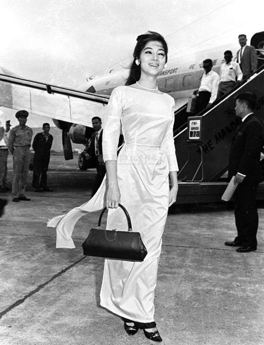 Nhưng một thực tế là khi thời gian trôi qua, nhan sắc của phụ nữ cũng bị bào mòn. Ở tuổi vê già, sắc đẹp đã trở thành giai thoại ấy giờ này không còn nữa. Sự tàn phá của thời gian, hậu quả của những ca phẩu thuật thẩm mỹ thô sơ lúc bấy giờ đã hủy hoại hoàn toàn diện mạo của bà.