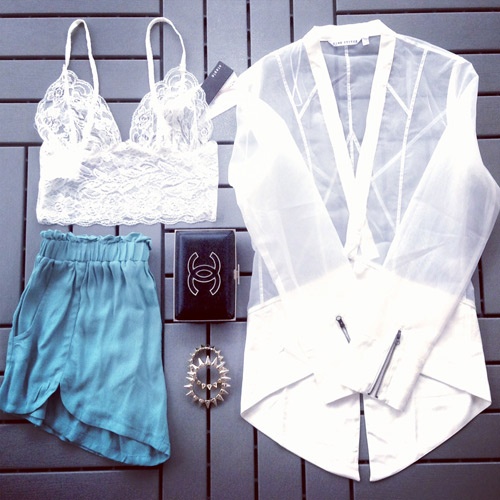 Sơ mi xuyên thấu cũng là một trang phục rất tuyệt vời để kết hợp cùng áo lót ren.