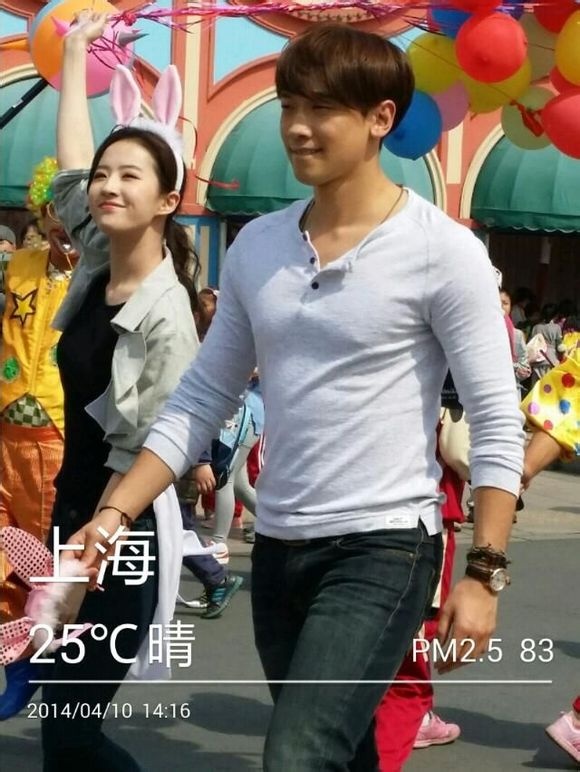 Bi Rain trên trường quay cùng Lưu Diệc Phi.