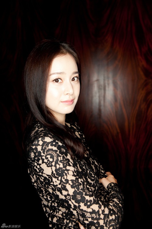 Kim Tae Hee nhận lời chụp hình độc quyền cho trang Sina của Trung Quốc.