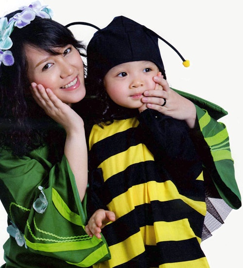 ăm 2005, cô ca sĩ nhỏ bé xinh xắn của showbiz Ngọc Linh đã lên xe hoa cùng với một doanh nhân hơn cô 7 tuổi. Cuộc sống của Ngọc Linh sau khi rời khỏi showbiz vô cùng êm đềm và đầy màu sắc khi cô thử sức với việc kinh doanh, điều hành giúp chồng một loạt các thương hiệu nổi tiếng thế giới tại Việt Nam. Nếu gia đình Hà Tăng 