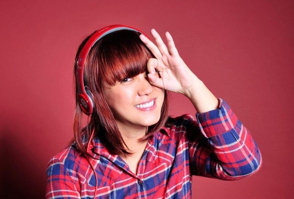 Tuy nhiên, cuộc sống đời tư của Ngọc Linh vẫn không có gì thay đổi so với trước đó khi nữ ca sĩ vẫn giữ nguyên hình ảnh vô tư và giản dị khi xuất hiện. Người ta vẫn thấy cô mặc áo thun, quần jeans trẻ trung đi ăn các hàng quán bình dân với bạn bè khắp nơi hay để những status vui vẻ trên Facebook gần gũi với mọi người. 