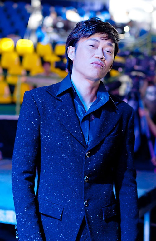 Hoài Linh là nghệ sĩ hài đắt show nhất nhì hiện nay của showbiz Việt. Tuy nhiên, có lẽ vì bản thân anh gắn liền với các vai bình dân, gần gũi với công chúng và đời sống cá nhân của anh cũng mộc mạc nên nhiều người không quá để ý đến tài sản của anh. Trên thực tế, Hoài Linh là sao Việt kiếm tiền hàng khủng nhất showbiz hiện nay với rất nhiều hoạt động sôi nổi. Anh tham gia và làm rất tốt ở tất cả các lĩnh vực nên tên tuổi Hoài Linh hiện nay là 