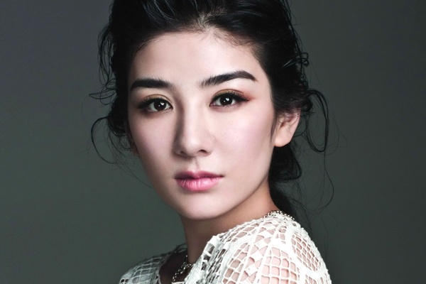 Huynh Dich bi to bo chong con, vao khach san voi dai gia hinh anh