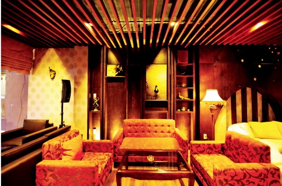 Mỹ Tâm gần như chưa bao giờ một lần lên tiếng nói về tài sản của mình mà chỉ tập trung vào các sản phẩm âm nhạc. Những người làm việc với Mỹ Tâm cho biết, cô sẵn sàng bỏ hàng tỷ đồng ra cho các sản phẩm âm nhạc tâm đắc hay thuê cả một nhóm nhảy Hàn Quốc dạy nhảy chứ rất hiếm khi chịu bỏ một số tiền lớn để mua các món hàng hiệu đắt tiền. Cuộc sống cá nhân của Mỹ Tâm có thể gói gọn ở 2 chữ giản dị. 