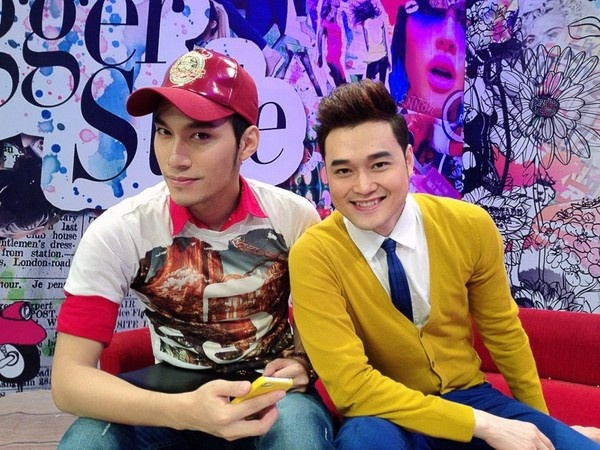 Ở thời đỉnh cao, khi nhạc teen thịnh hành, Quang Vinh kiếm được rất nhiều tiền nhờ vào việc đi hát, nhưng anh cũng ít khi thể hiện sự giàu có trước công chúng.