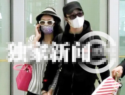 Chuong Tu Di deo bit mat, nam chat tay tinh nhan o san bay hinh anh