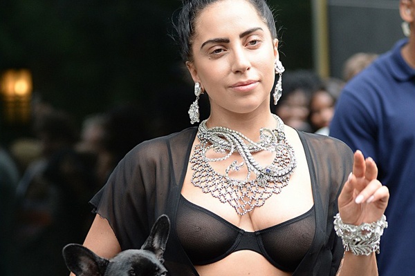 Lady Gaga dien ao lot trong suot ra pho hinh anh
