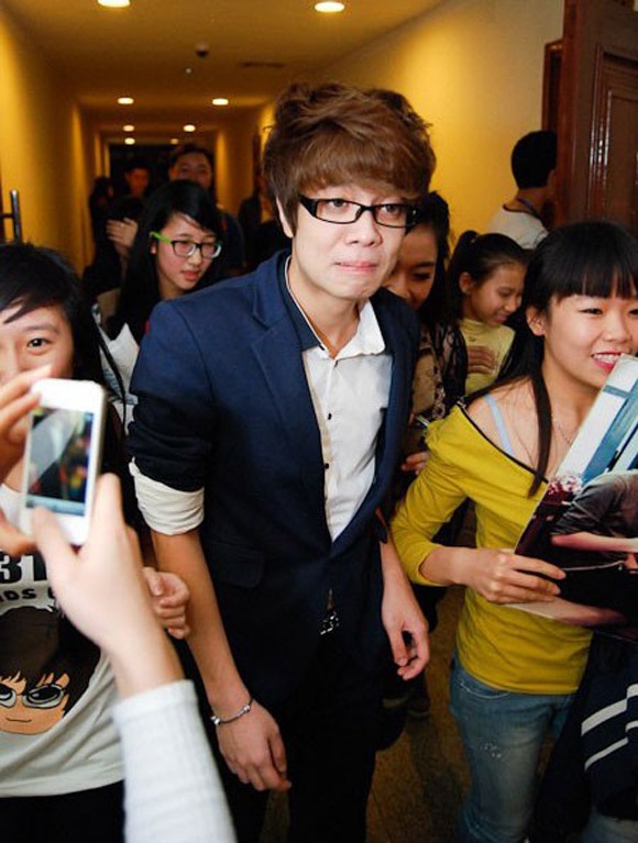 Bùi Anh Tuấn méo mặt khi bị fan bủa vây.