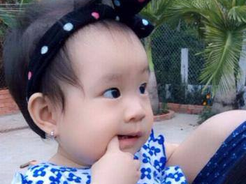 Con gai Ly Hai dang yeu don sinh nhat 1 tuoi hinh anh