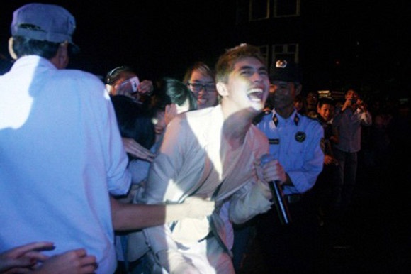 Noo Phước Thịnh bị fan níu kéo dù đang biểu diễn trên sân khấu.