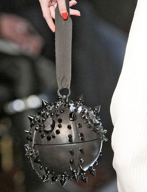 Hãy thử vào đây xem hỡi các yêu râu xanh!