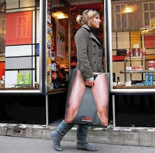 Chiếc túi khiến các cô gái độc thân bớt cô đơn.