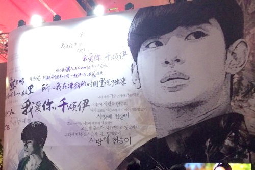 Can canh trien lam phim truong cua 'Vi sao dua anh toi' hinh anh