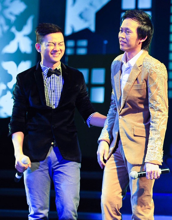 Hoài Lâm - Hoài Linh trong một lần đứng chung sân khấu.