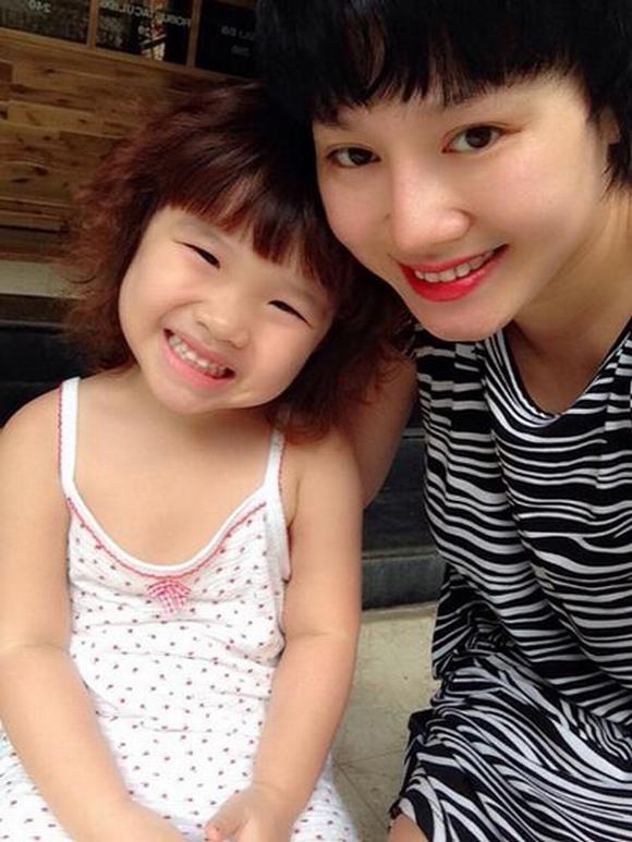 Thu Phượng và con gái của cặp đôi.