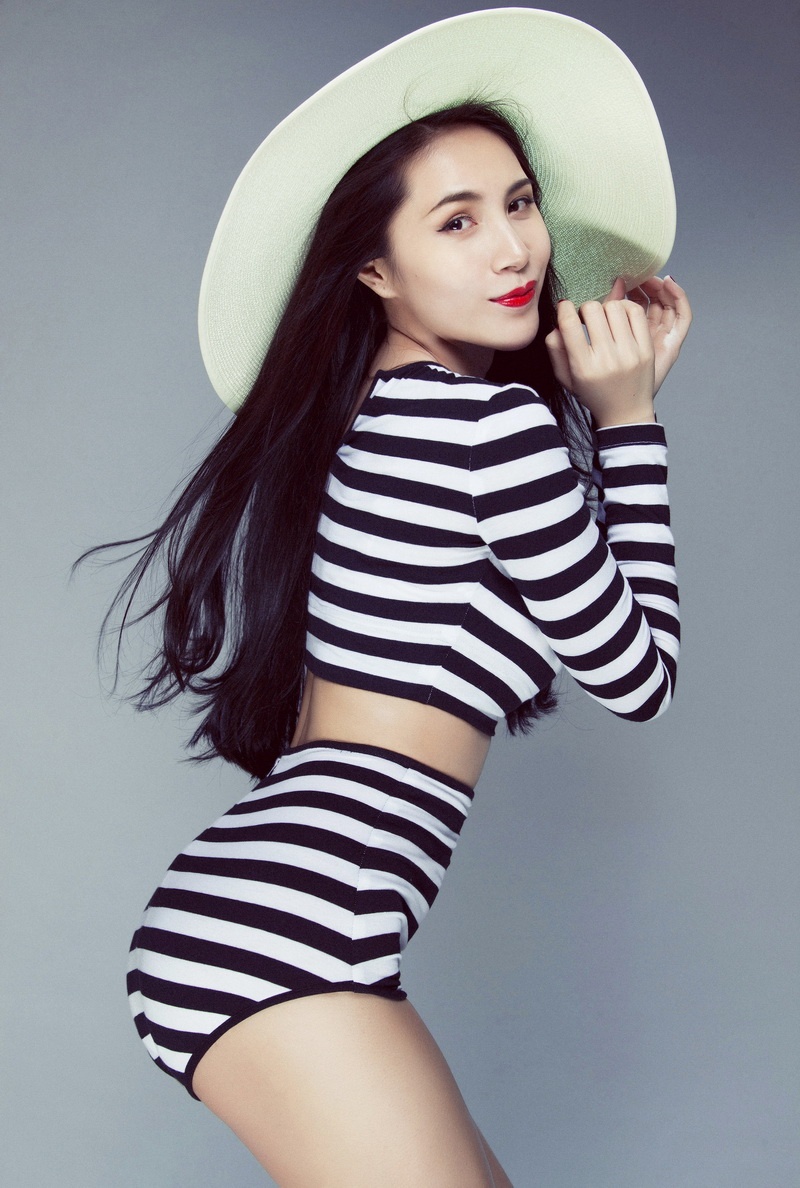 Thủy Tiên cũng được khen có vòng 3 gợi cảm nhờ cách tạo dáng này.