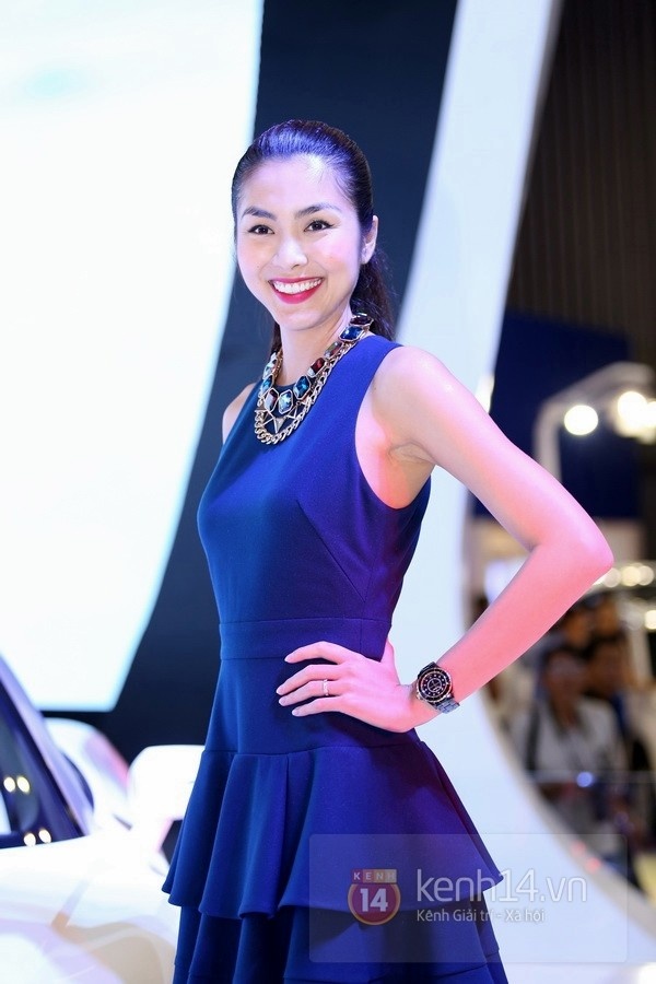 Stylist của Hà Tăng từng tiết lộ cô chỉ đẹp nhất với một góc mặt nên phần lớn ảnh của cô khi xuất hiện trong các sự kiện đều hơi nghiêng nghiêng.