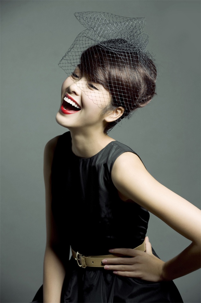 Không khó nhận ra, cô dường như chỉ tự tin khi khoe nụ cười ở góc mặt bên trái.