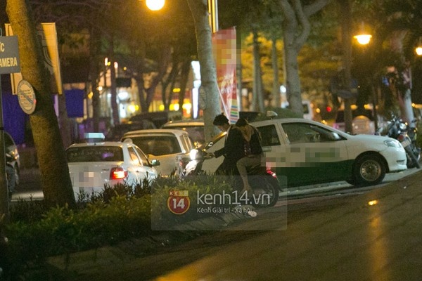 Cả hai đi với nhau đến tối muộn.