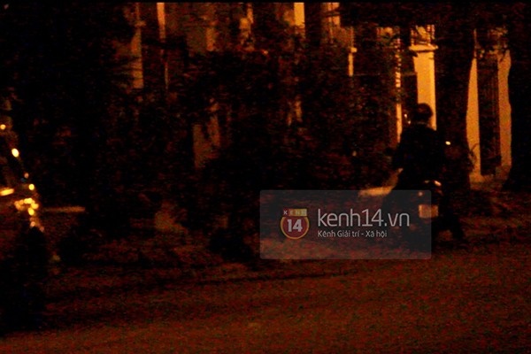 Sau đó Hoàng Thùy Linh đến nhà của Harry vào lúc nửa đêm.